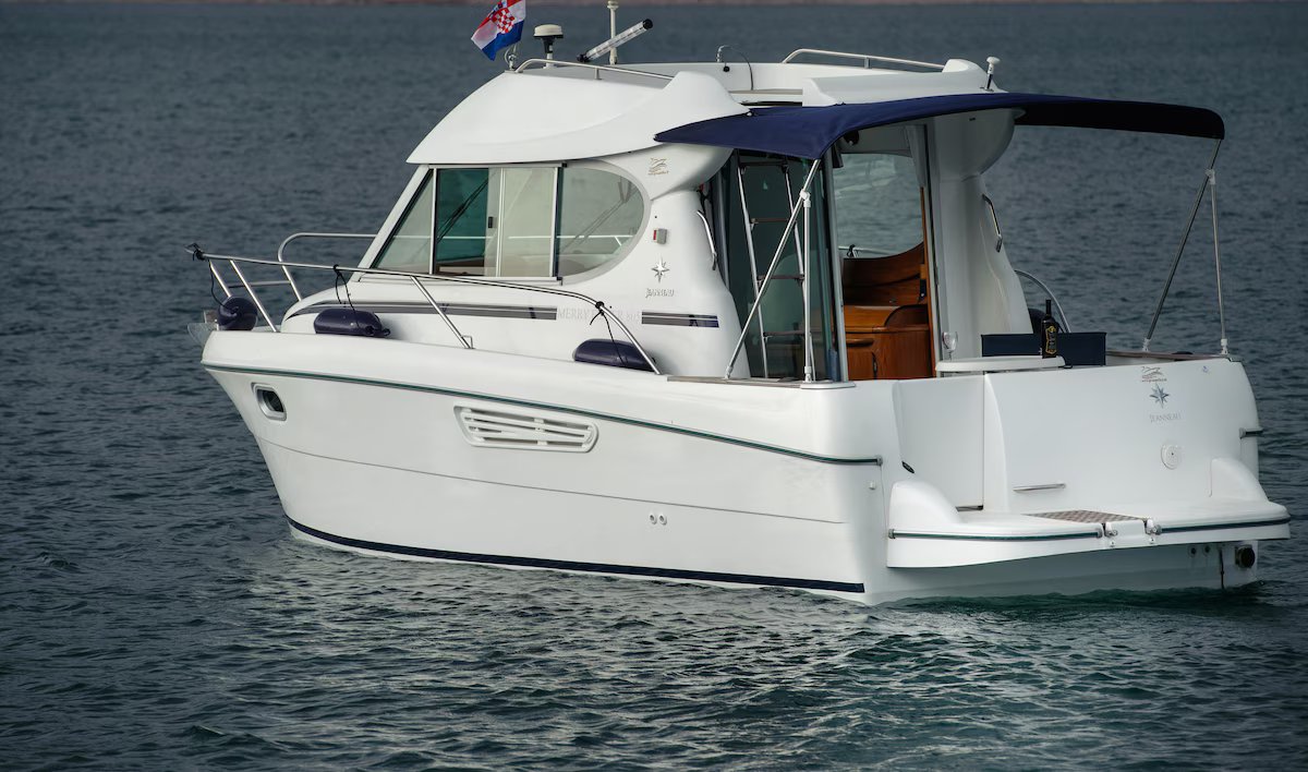 Diesel boat for daily, weekly and monthly rent