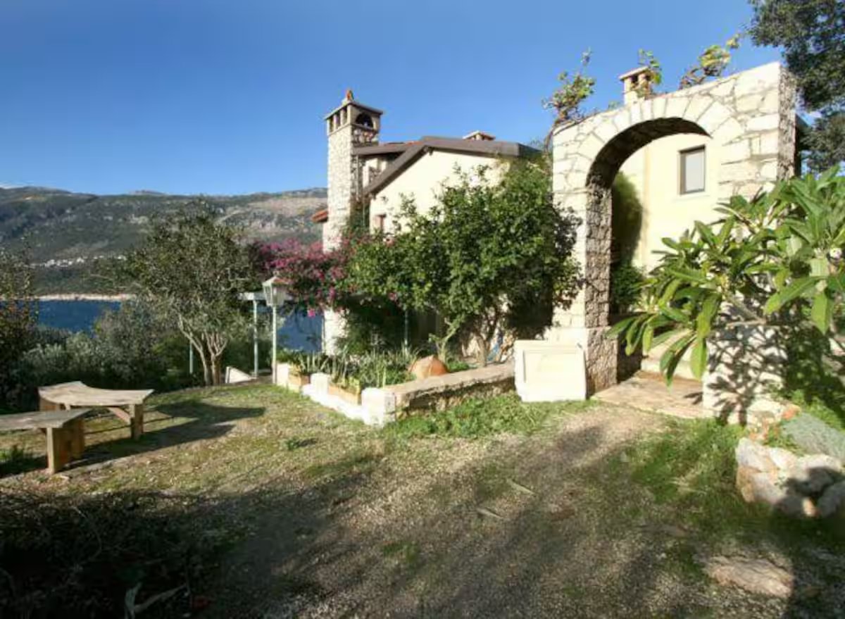 Palace for sale by its owner in a special location