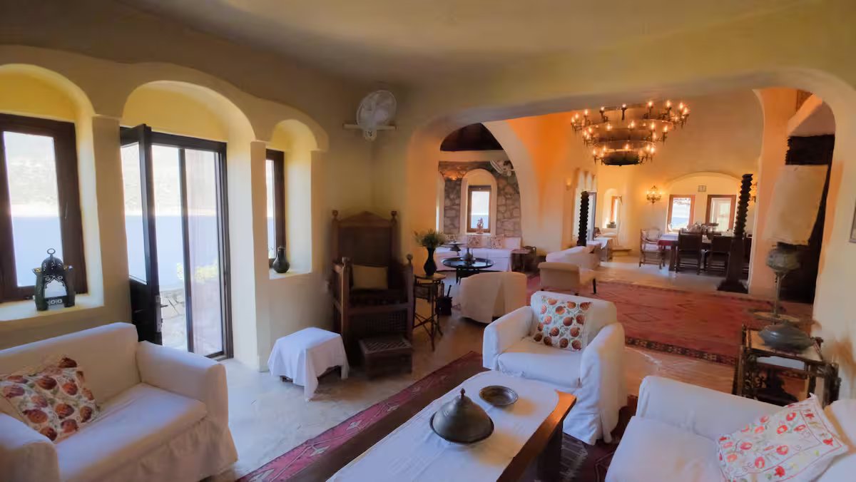 Palace for sale by its owner in a special location